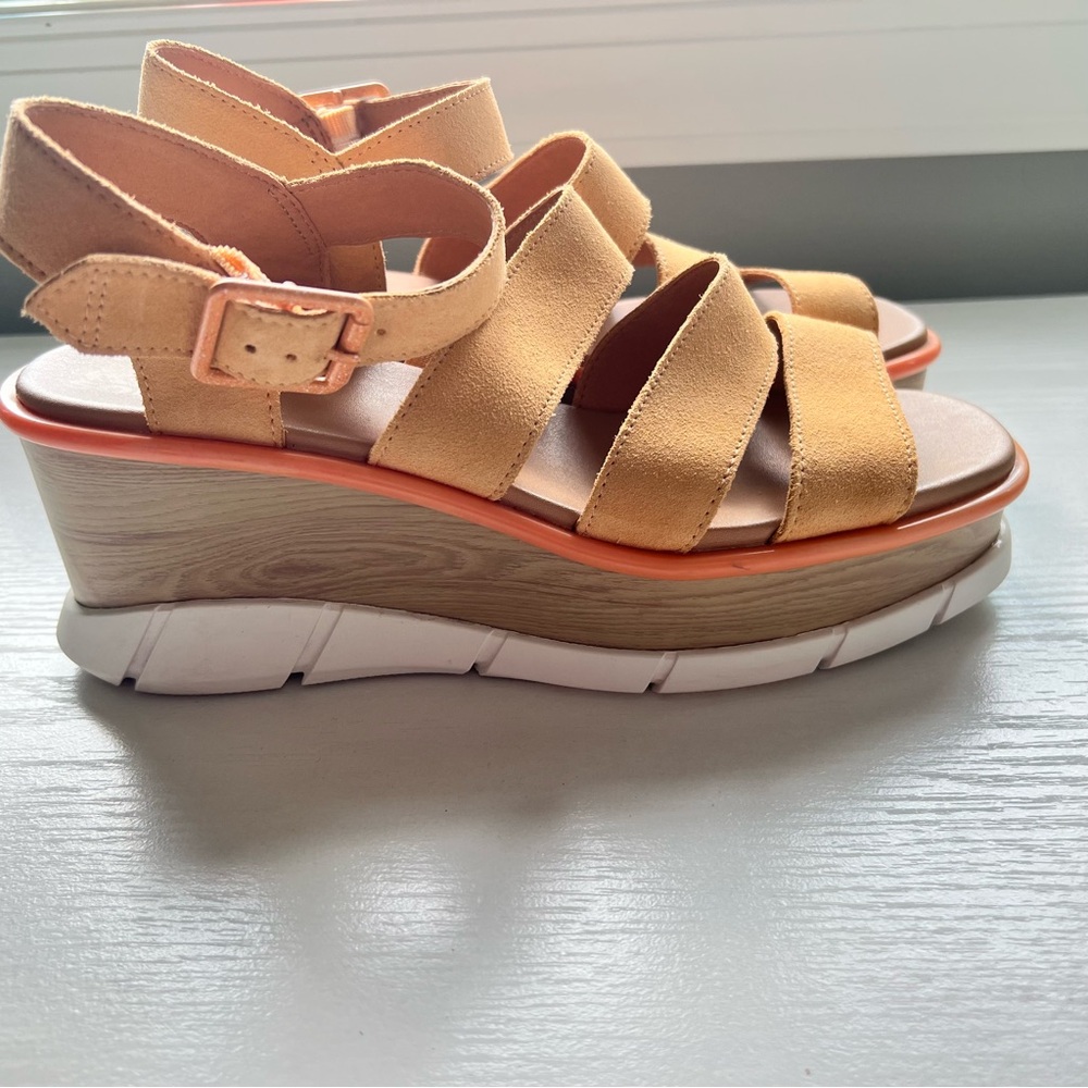 Sorel Joanie III Ankle Strap 9.5 Wedge Platform Sandals Beige Orange White Suede